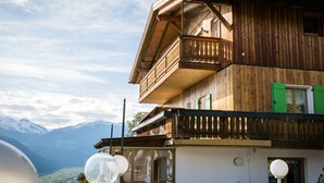 A wooden chalet with a balcony, large windows, and a view of mountains. - Holidays - in the midst of nature - hiking in the countryside - mountain retreat (SCHLUDERNS)