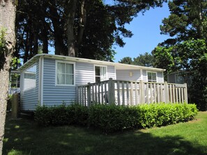 Comfort Mobile Home | Terrace/patio - Camping Les Capucines (Tredrez-Locquemeau)