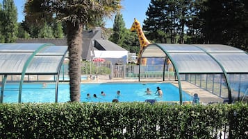 Piscine couverte, piscine extérieure, chaises longues