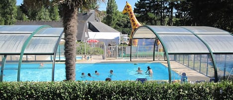 Una piscina techada, una piscina al aire libre