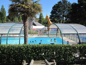 Piscine couverte, piscine extérieure, chaises longues