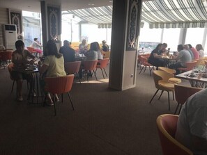 Petit déjeuner complet compris tous les jours