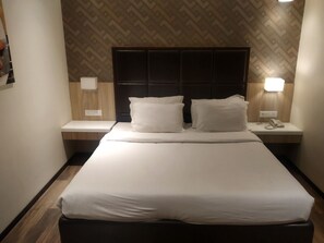 Standard Room, 1 Double Bed | Bathroom - Four Season Recreation Hotel and Spa (Jalgaon)