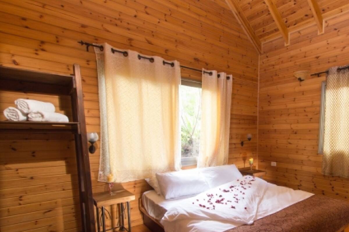 Cabaña, varias camas (With Gallery) | Escritorio, sistema de insonorización, cunas gratuitas