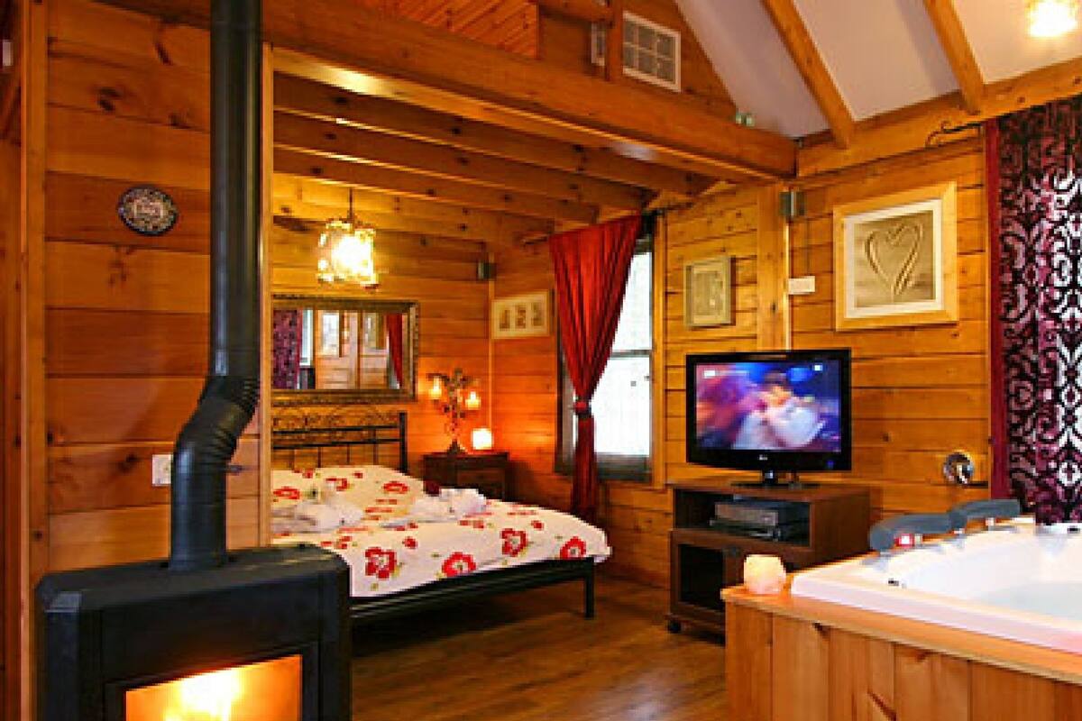 Cabaña, varias camas (With Gallery) | Cunas gratuitas, camas extra gratis, wifi gratis y ropa de cama