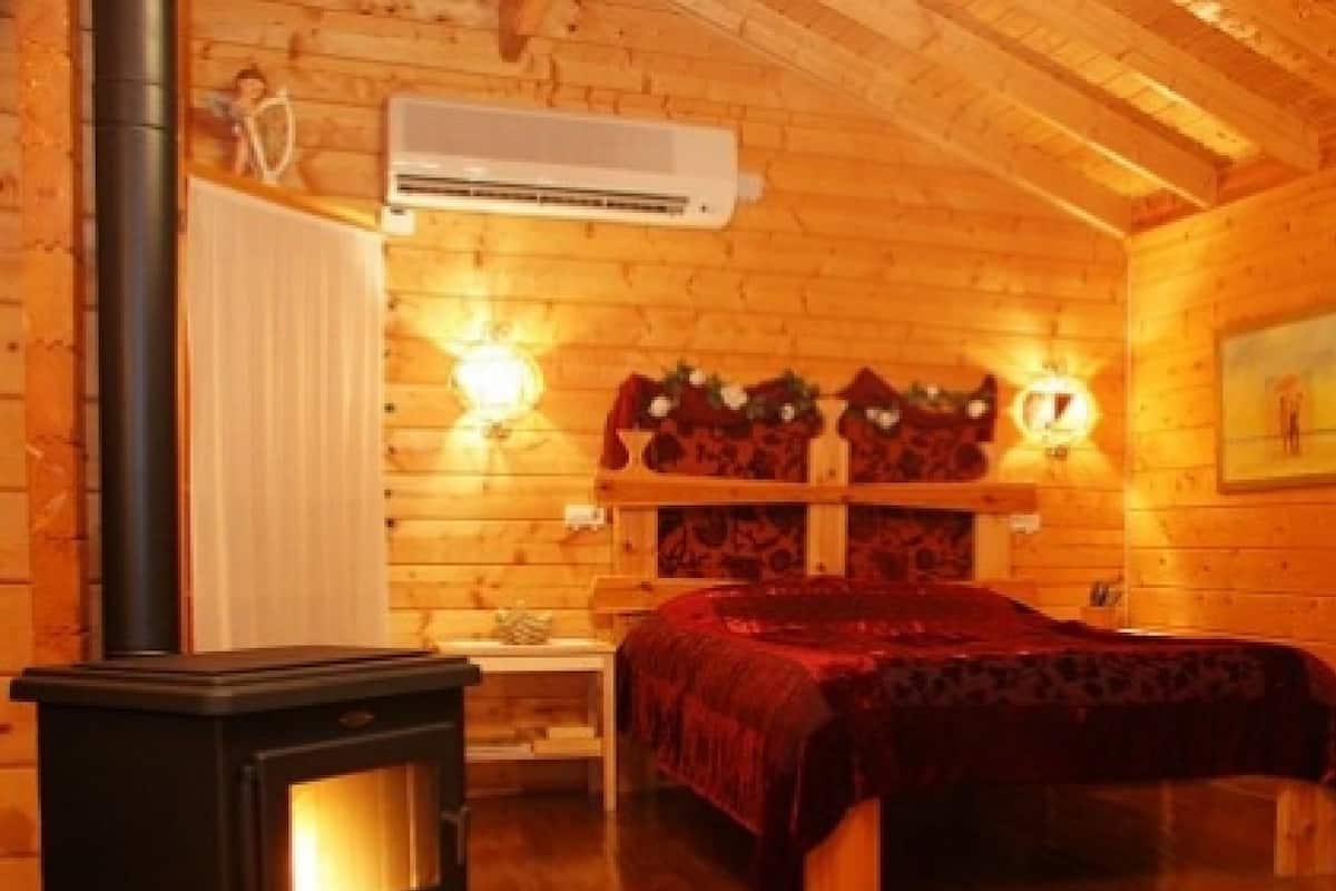 Cabaña, 1 cama matrimonial y sofá cama | Cunas gratuitas, camas extra gratis, wifi gratis y ropa de cama