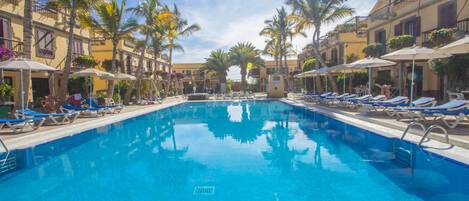 Piscine extérieure, piscine chauffée, parasols de plage, chaises longues