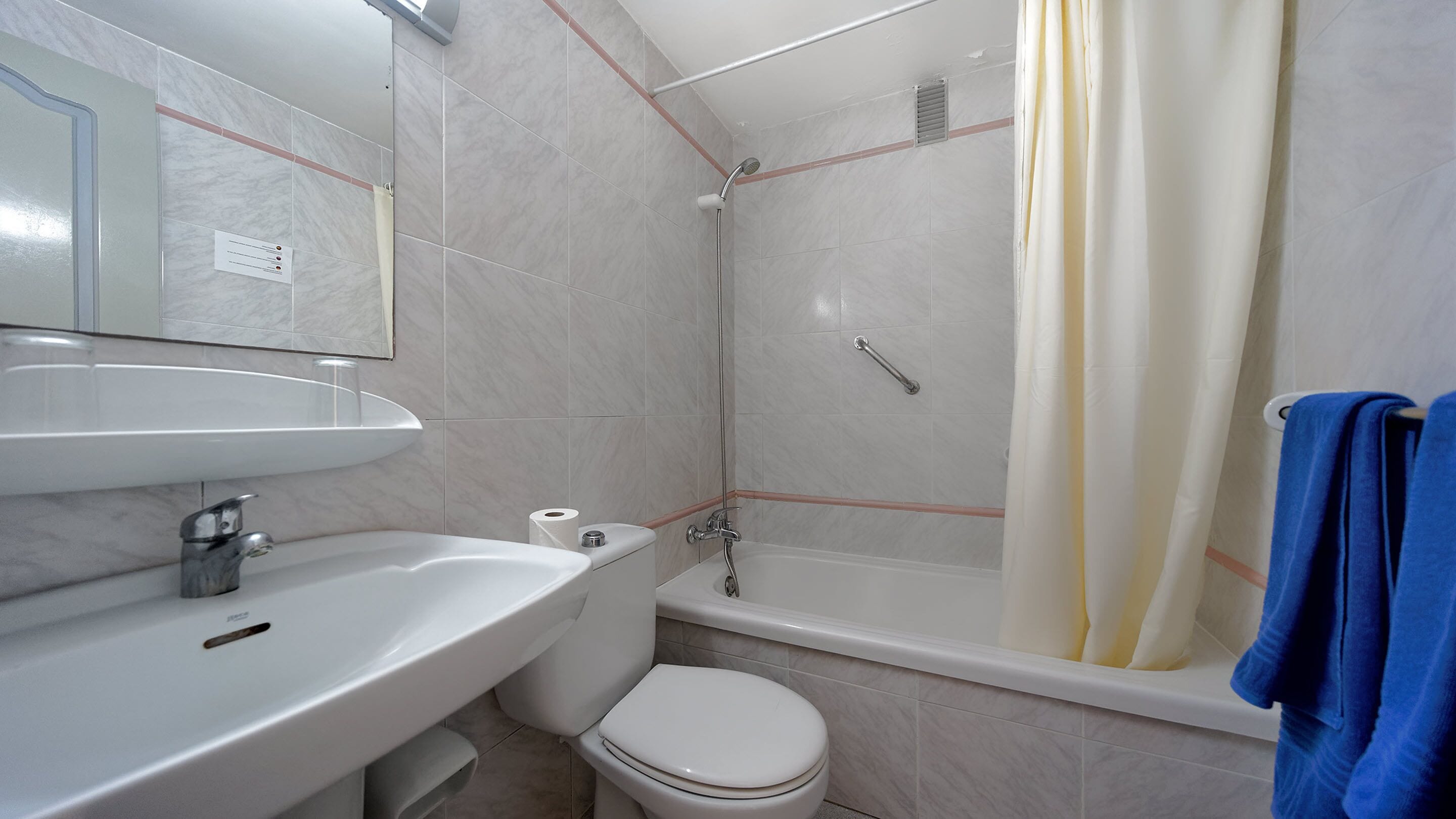 Une salle de bain avec un lavabo, des toilettes et une baignoire.