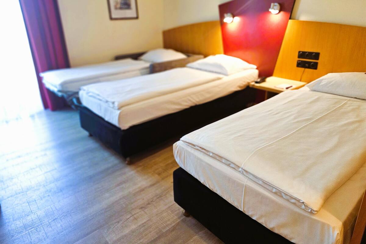 standard triple room | 1 bedroom, minibar, in-room safe, desk