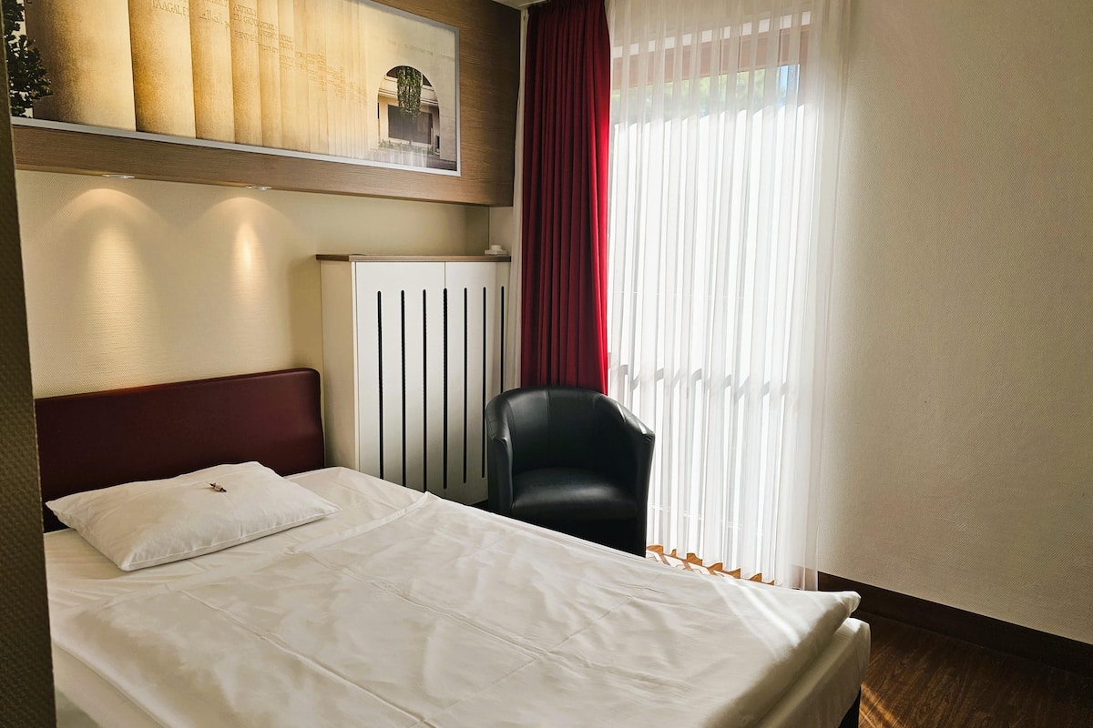 single room | 1 bedroom, minibar, in-room safe, desk