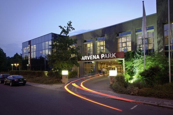 A modern building with a sign reading "Arvena Park". - Arvena Park Das Hotel am Franken-Center (Nuremberg)