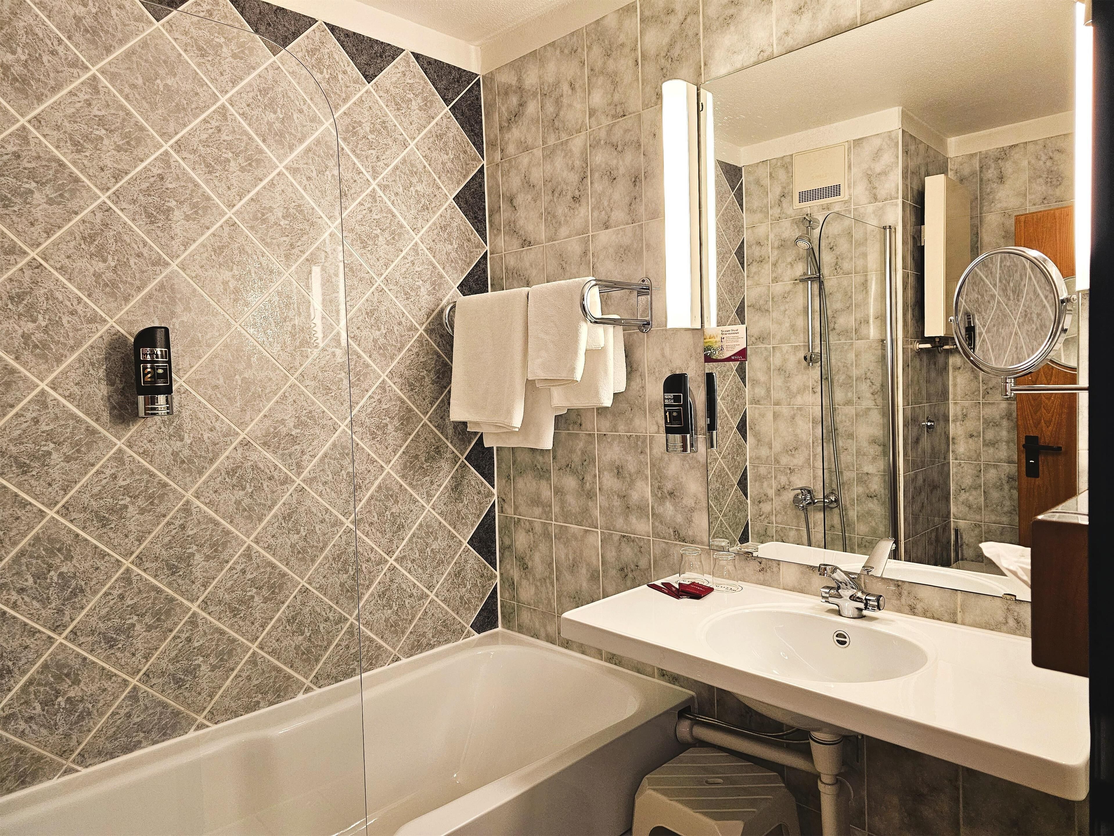 bathtub, deep-soaking bathtub, free toiletries, hair dryer