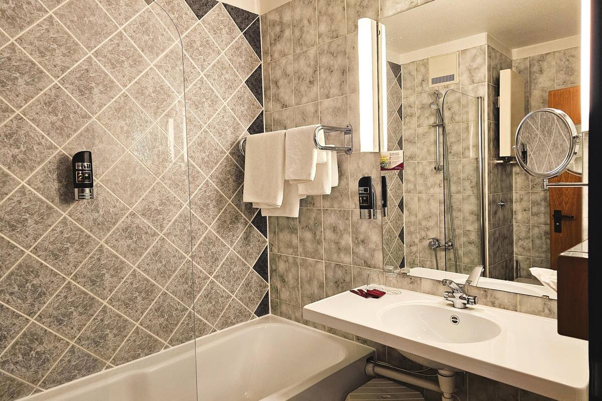 bathtub, deep-soaking bathtub, free toiletries, hair dryer