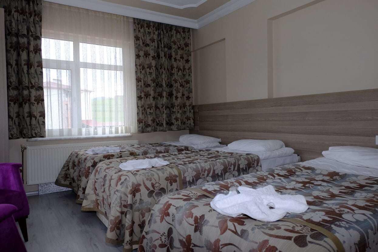 standard triple room | 1 bedroom, minibar, desk, iron/ironing board