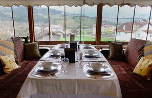 Petit déjeuner, déjeuner et dîner servis sur place