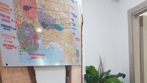 Un mur avec une carte et un panneau en bois.