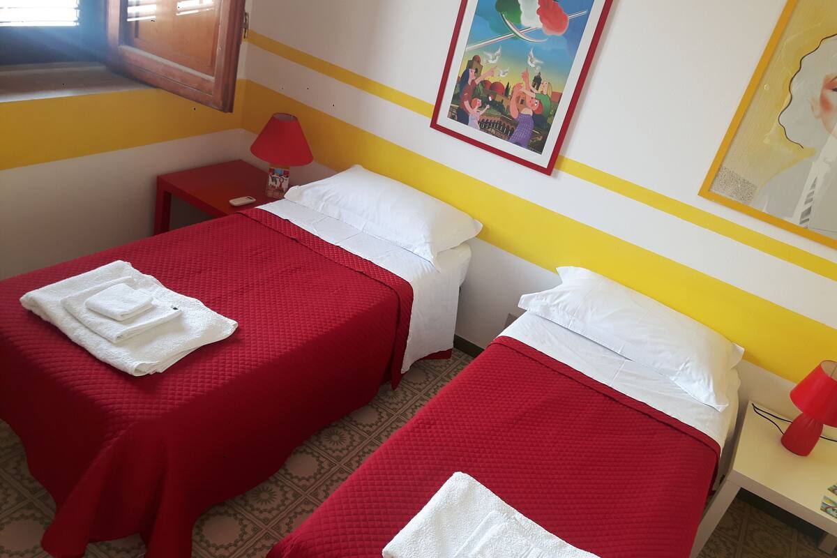 Decoración personalizada, muebles diferentes, escritorio y wifi gratis