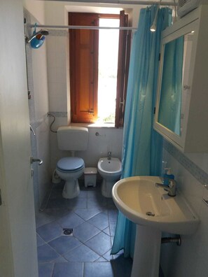 Apartment | Badezimmer | Dusche, kostenlose Toilettenartikel, Haartrockner, Bidet