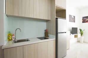 Microwave, cookware/dishes/utensils