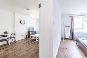 Living area - Holly Park - Finsbury Park Getaway Apartment (London)