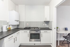 Appartement, 1 chambre | Cuisine privée | Réfrigérateur grande capacité avec congélateur, four à micro-ondes