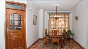 Appartement, 3 slaapkamers | Dineren op de kamer