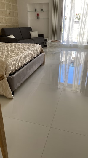 Luxury-Suite, Whirlpool, Stadtblick | 1 Schlafzimmer, Bettwäsche aus ägyptischer Baumwolle