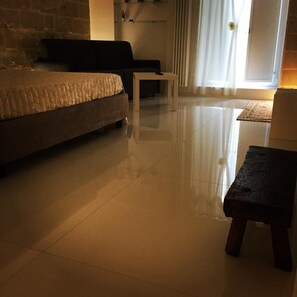 ห้องลักซ์ชัวรี่สวีท, อ่างน้ำวน, วิวเมือง | 1 ห้องนอน, ผ้าปูที่นอนฝ้ายอียิปต์, เครื่องนอนระดับพรีเมียม, ผ้านวมขนเป็ด