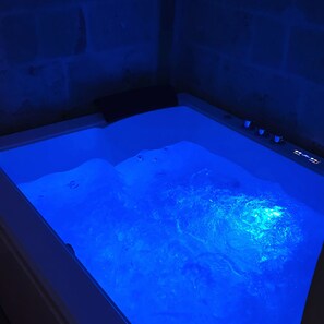 A hot tub with a blue light. - Recinto Antico Sweet Rooms (Matera)