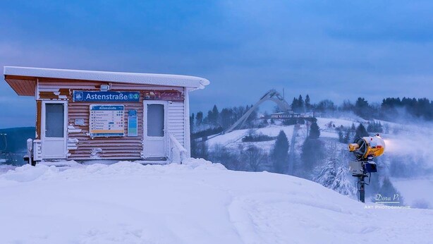 Un edificio cubierto de nieve con un cartel que dice "Astensstraße 1".