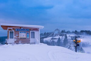 Un edificio cubierto de nieve con un cartel que dice "Astensstraße 1".