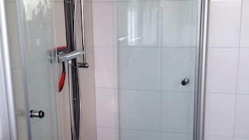 Appartement Exclusif, balcon, vue montagne (Cleaning Fee Included) | Douche de la salle de bain