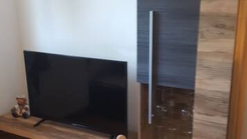 Deluxe Apartment, Mountain View (Cleaning Fee Included) | Living area | LED TV, table tennis, offices