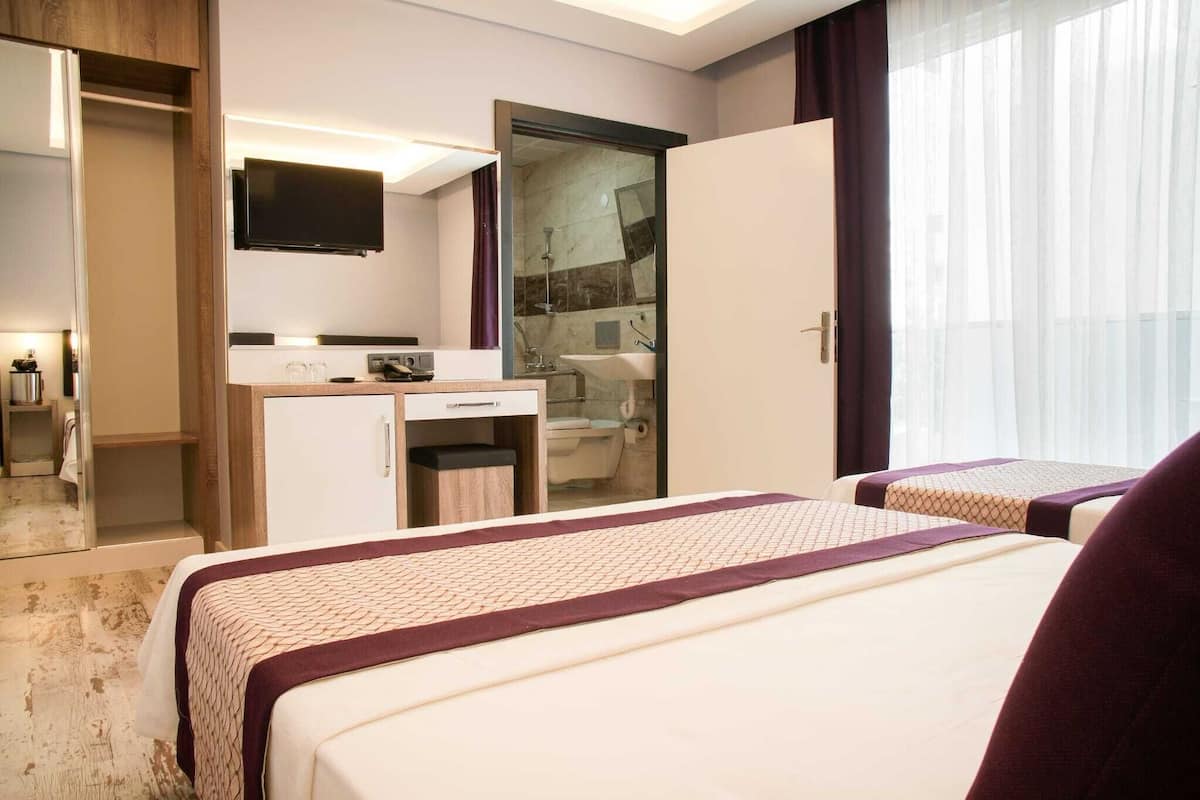 standard triple room | 1 bedroom, frette italian sheets, premium bedding, minibar