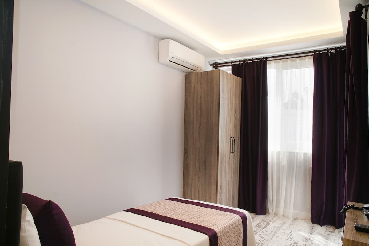 Frette Italian sheets, premium bedding, minibar, desk