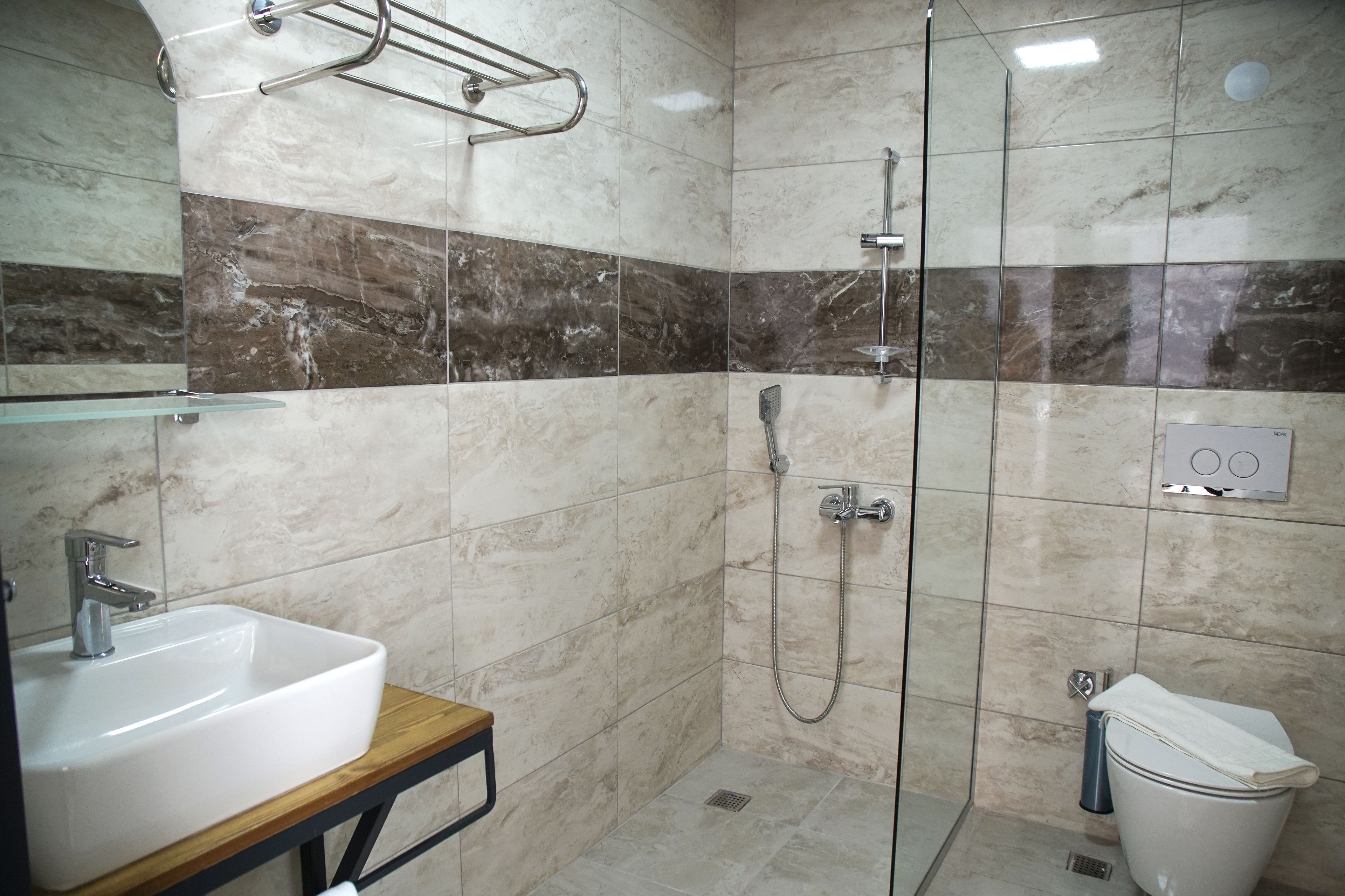 standard triple room | bathroom | shower, rainfall showerhead, free toiletries, hair dryer