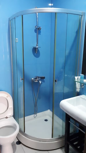 Phòng đôi Deluxe, 1 giường đôi | Phòng tắm | Buồng tắm vòi sen, đồ dùng nhà tắm miễn phí, máy sấy tóc