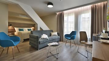 Junior suite | Een bureau, geluiddichte muren, een strijkplank/strijkijzer, gratis wifi