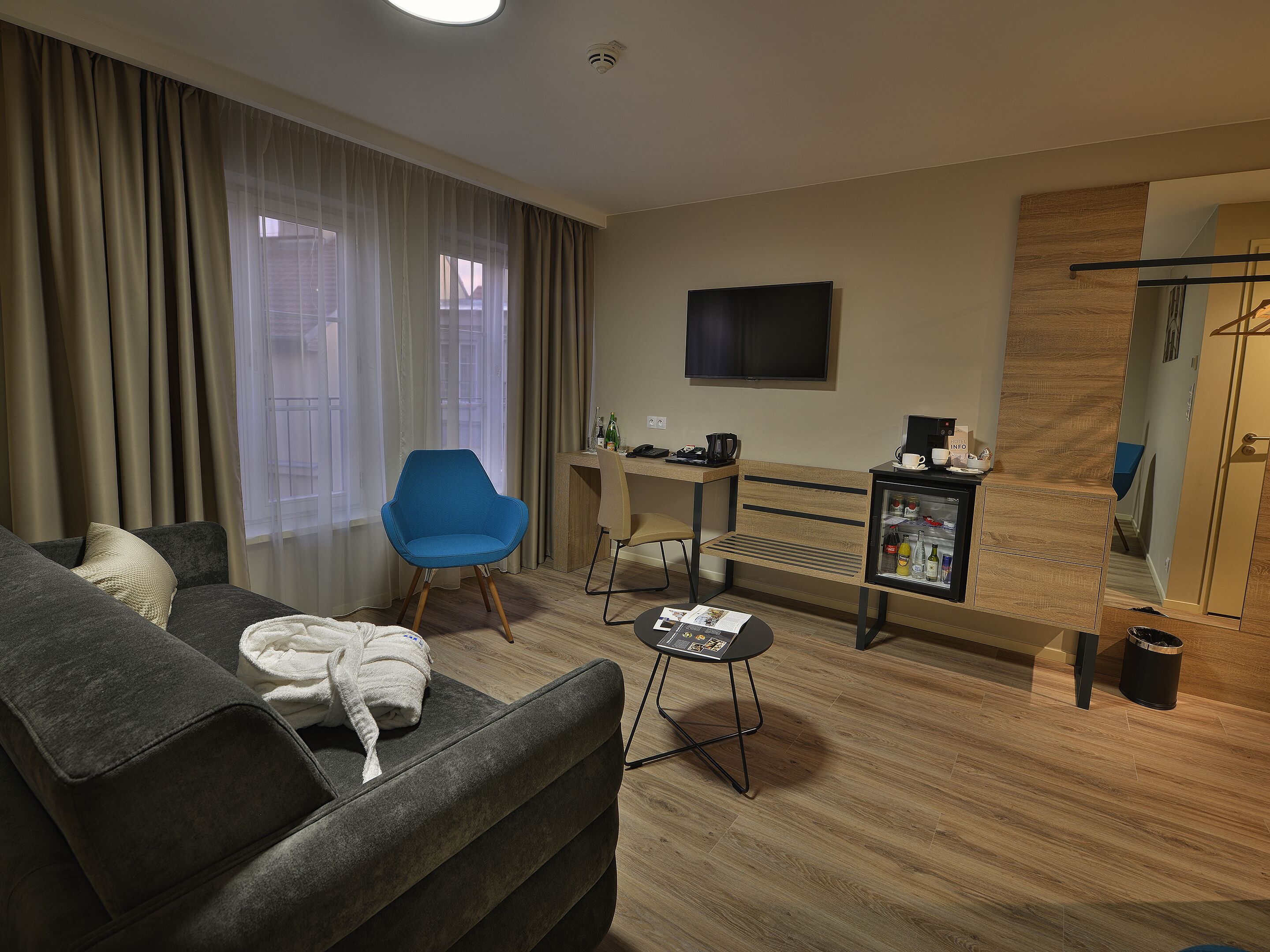 junior suite | 1 bedroom, desk, soundproofing, iron/ironing board
