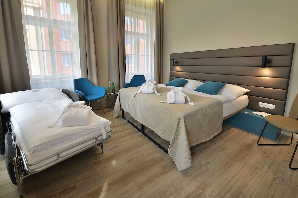 Double Room (with Extra bed) | Desk, soundproofing, iron/ironing board (on request), WiFi (free)