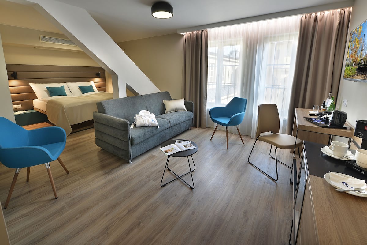 Junior Suite | Desk, soundproofing, iron/ironing board (on request), WiFi (free)