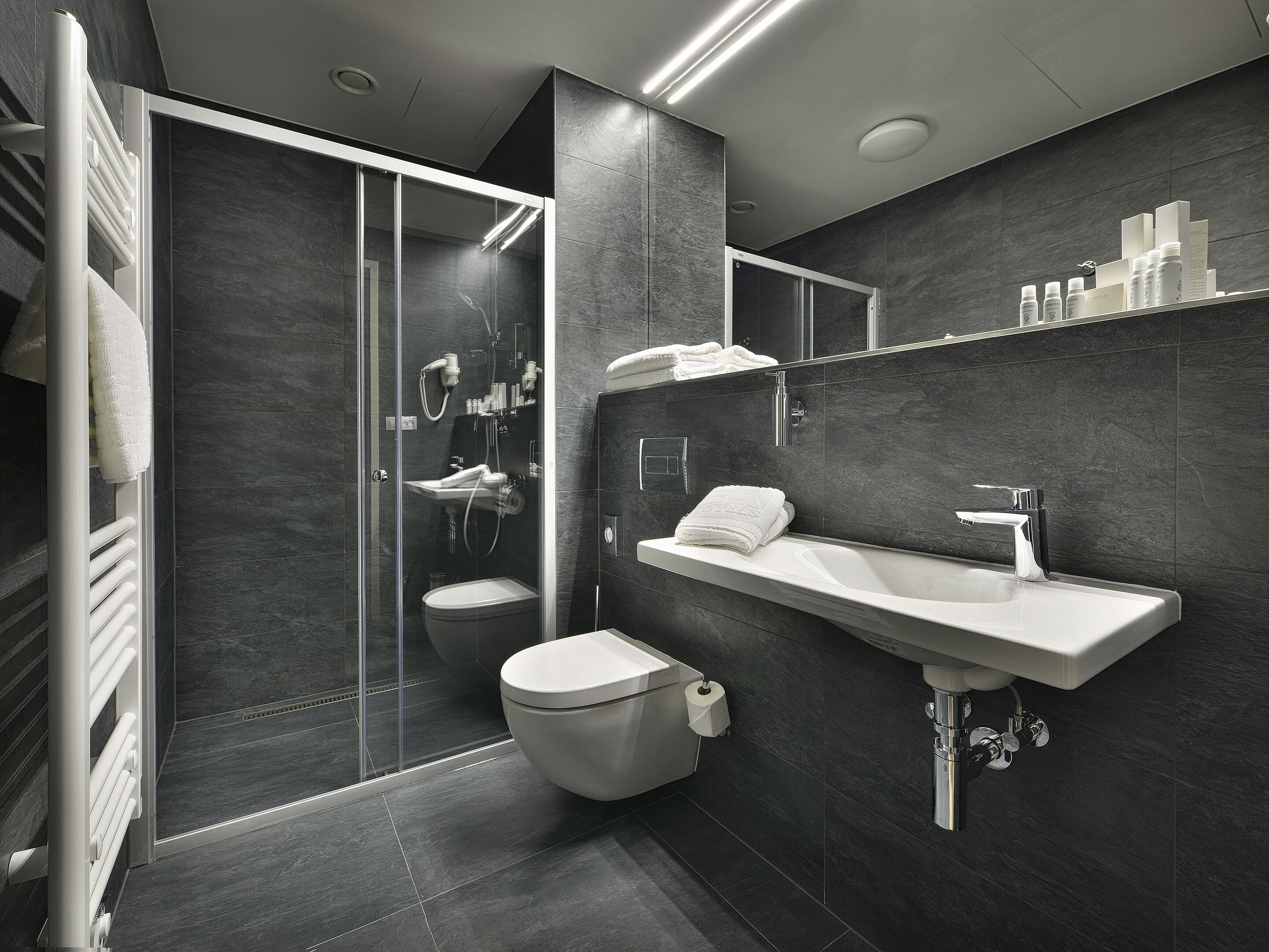 double room (with extra bed) | bathroom | free toiletries, hair dryer, bathrobes, slippers