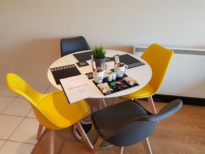 Luxury Apartment | In-room dining - Luxury Apartment Watersmeet (Chatham)