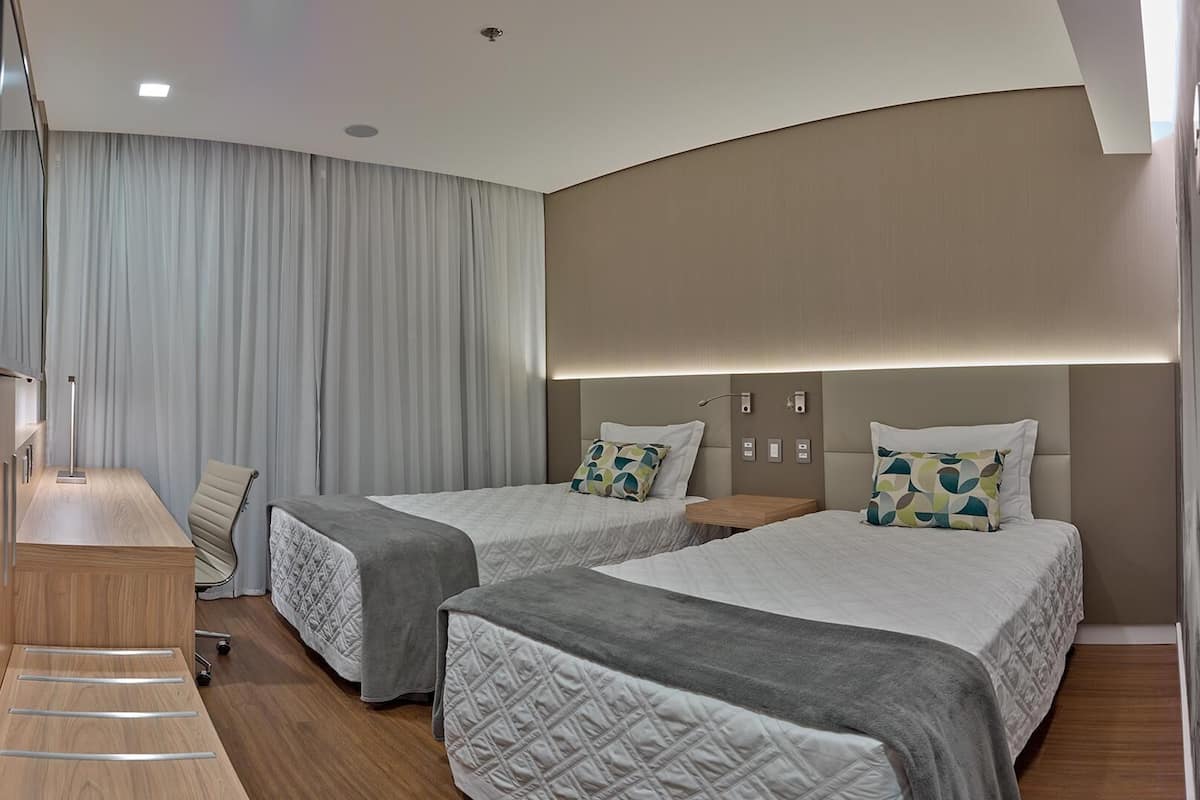 Minibar, värdeförvaringsskåp på rummet och skrivbord