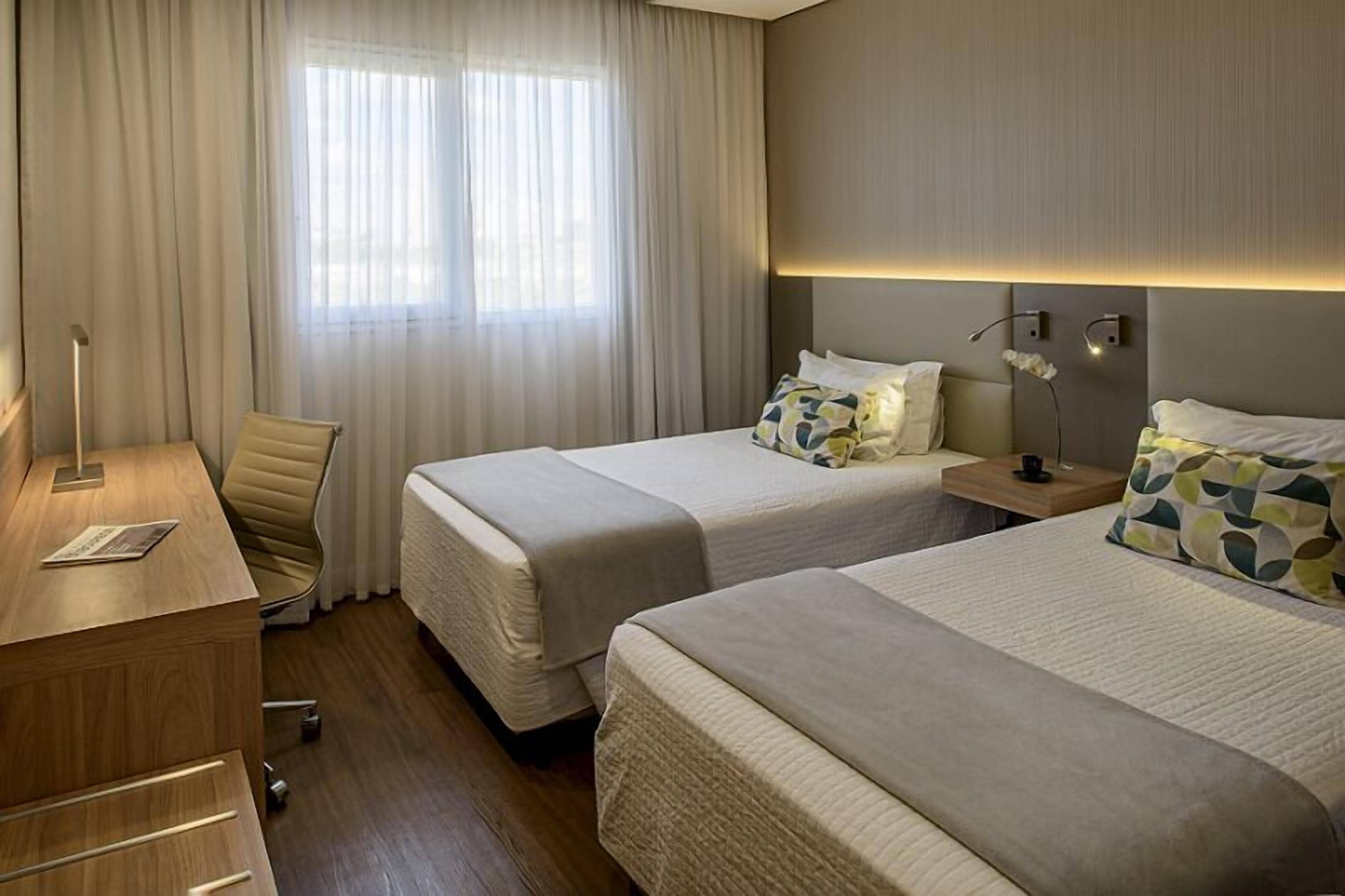 Habitación superior, varias camas | Minibar, caja fuerte, escritorio y cortinas opacas