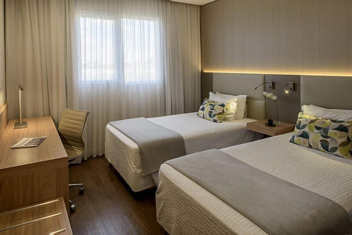 Phòng Superior, nhiều giường | Minibar, két bảo mật tại phòng, bàn, màn/rèm cản sáng 
