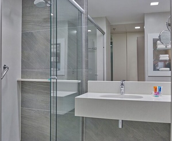 Habitación superior, 1 cama doble | Baño | Ducha, artículos de higiene personal gratuitos y secador de pelo