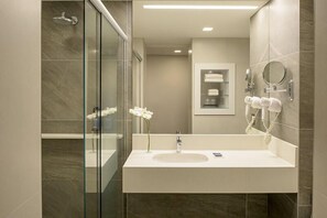 Camera Superior, letti multipli | Bagno | Doccia, set di cortesia gratuito, asciugacapelli, asciugamani