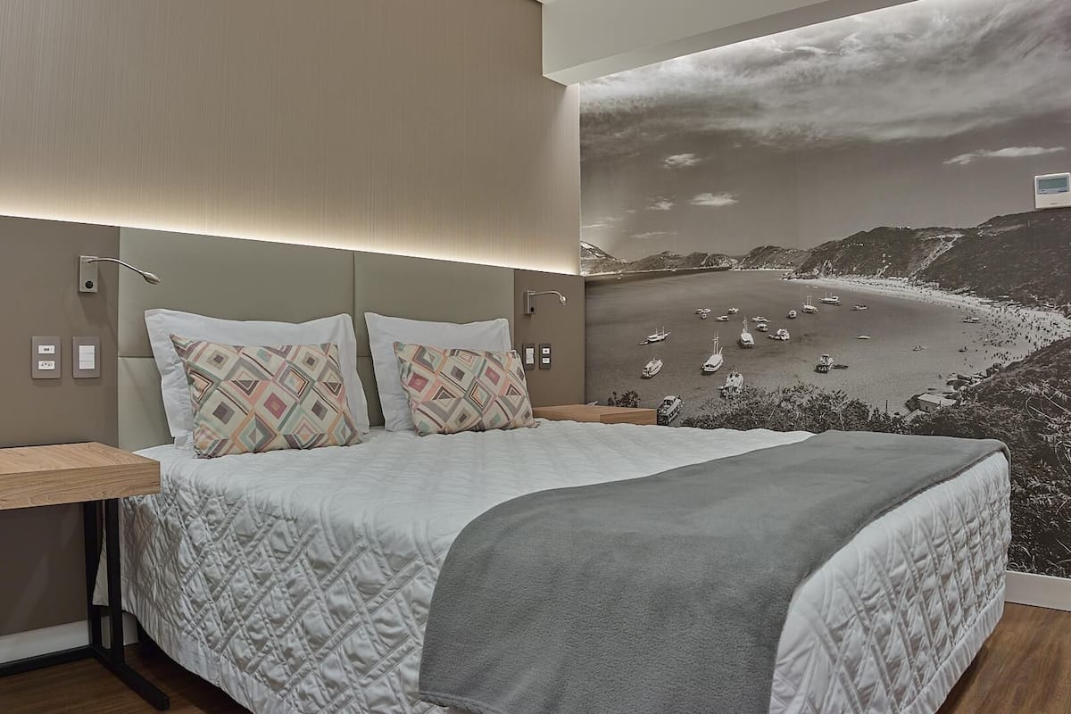 Minibar, värdeförvaringsskåp på rummet och skrivbord