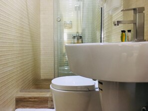 Een douche, pantoffels, handdoeken, zeep